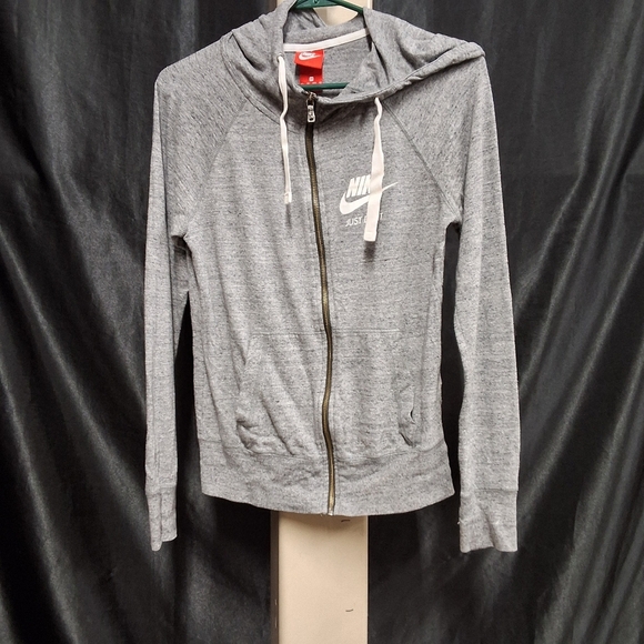 Nike Gray Sweatshirt Cozy and Stylish - Picture 6 of 9